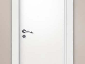 Conheça as opções de porta branca de madeira da Polly Madeiras